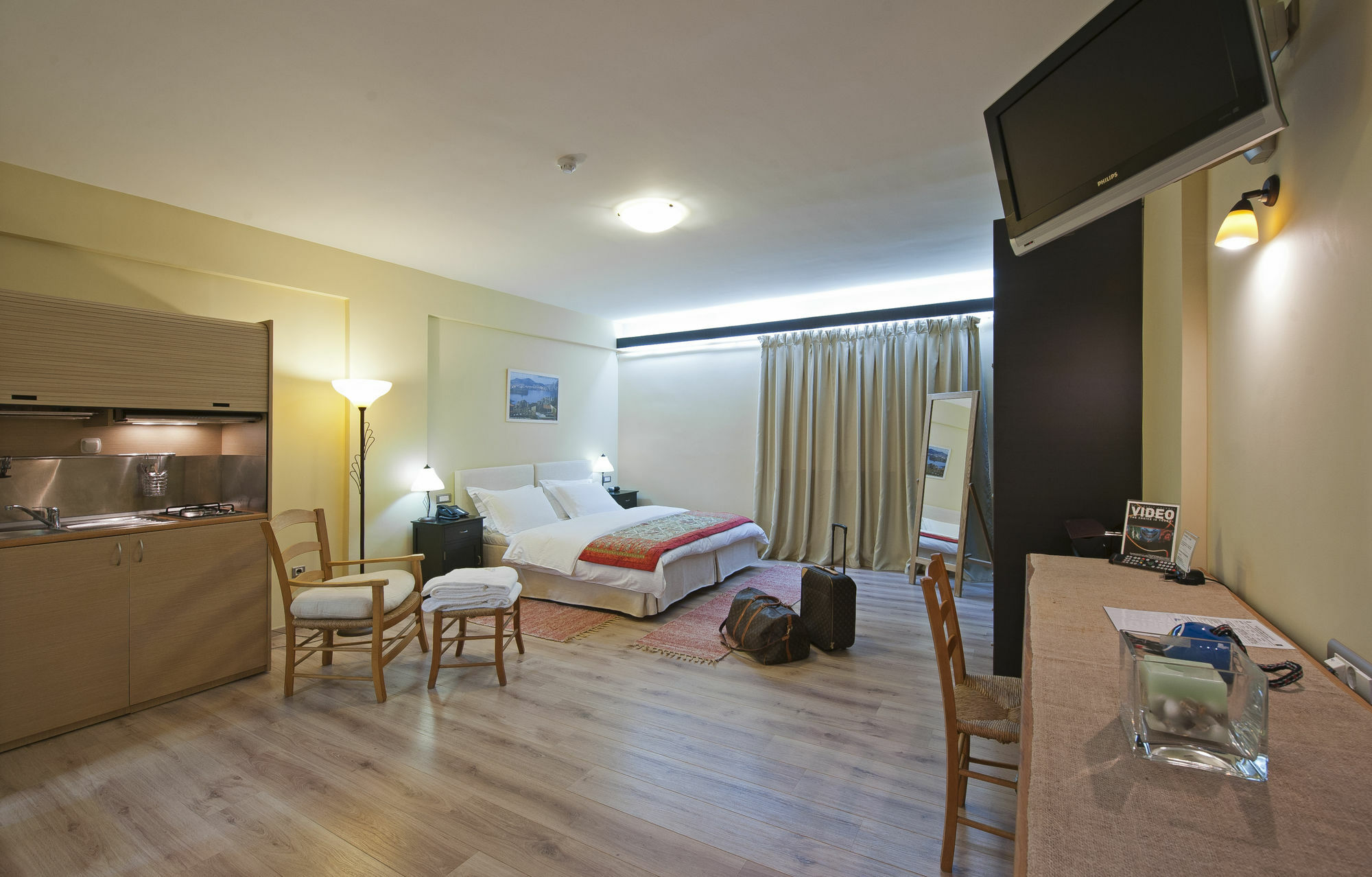 Efplias Hotel Apartments Пирей Экстерьер фото